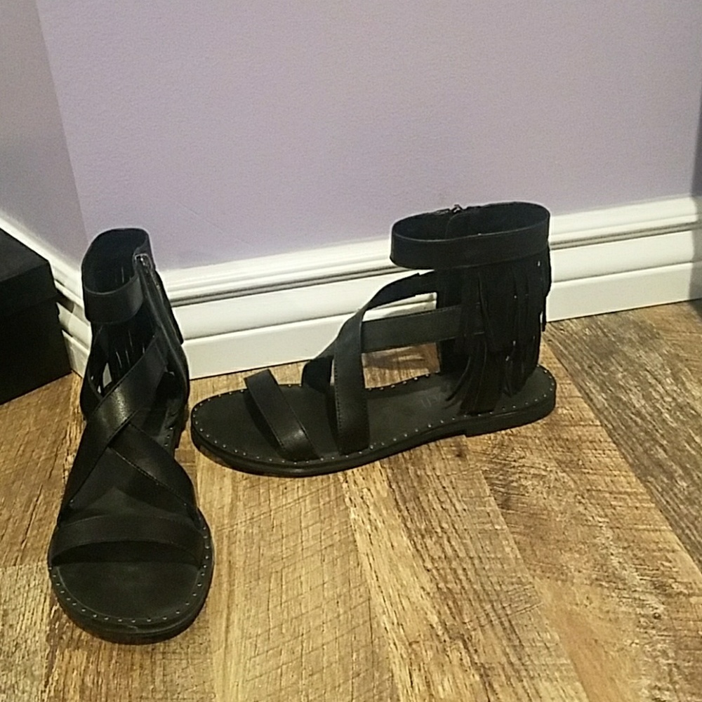Black cross strap sandals with suede fringes